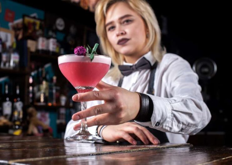 Verter al vaso o copa con gracia - Flair bartending