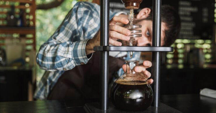 los cafés en un barista